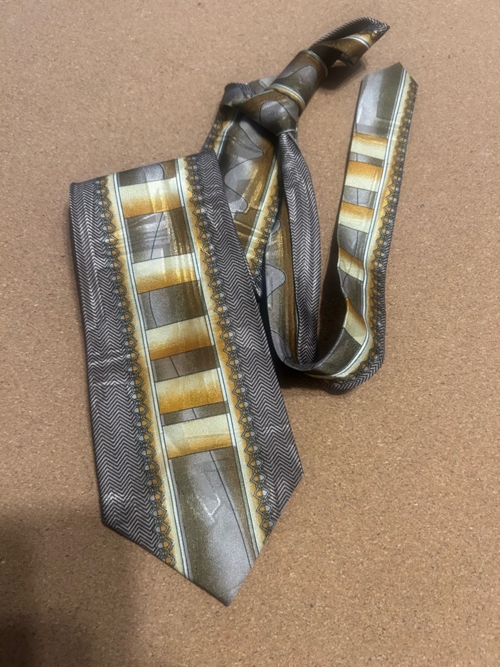 Men's Patterned Silk Tie in Gold and Gray